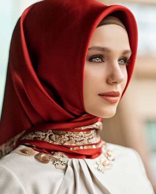 دورة لفّ الشّالات — صورة مستوردة بحاجة إلى مراجعة الوصف